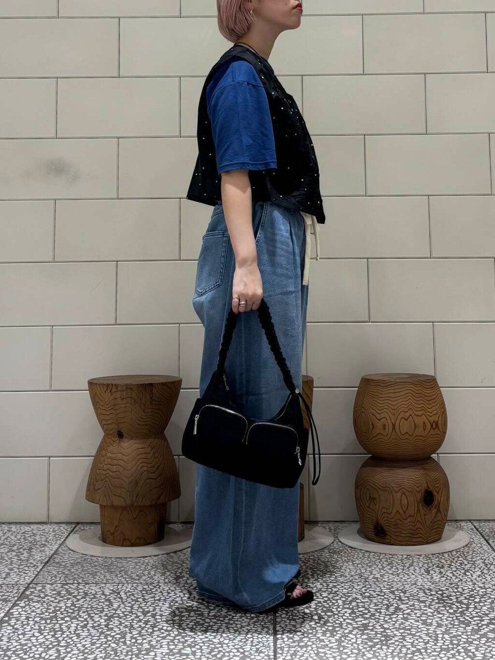 「大人カジュアル、デニム、URBANRESEARCH、シンプルコーデ、newarrival、休日スタイル、サンダルコーデ、お出かけコーデ、骨格ウェーブ、暑い、ウェーブ×ブルベ夏、夏の涼しげパンツコーデ、洒落見えカットソーコーデ」|「RODE SKOのhun RODE SKO Gather pocket(ショルダーバッグ、ブラック系)」を使った、MINAMIさん(レディース・158cm)の夏コーディネートの2枚目の写真