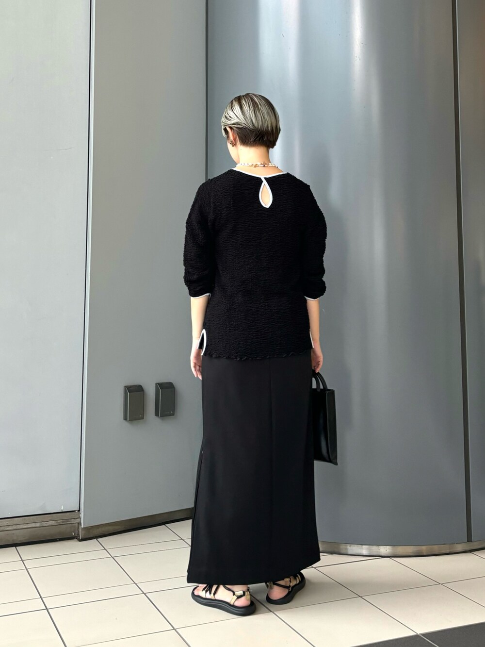 「休日スタイル、きれいめカジュアル、おしゃ見えテクニック、ブラックコーデ、オトナカジュアル」｜「URBAN RESEARCHのアイテム（トップス、ブラック系）」を使った、MINAMIさん（レディース・158cm）の夏コーディネートの3枚目の写真