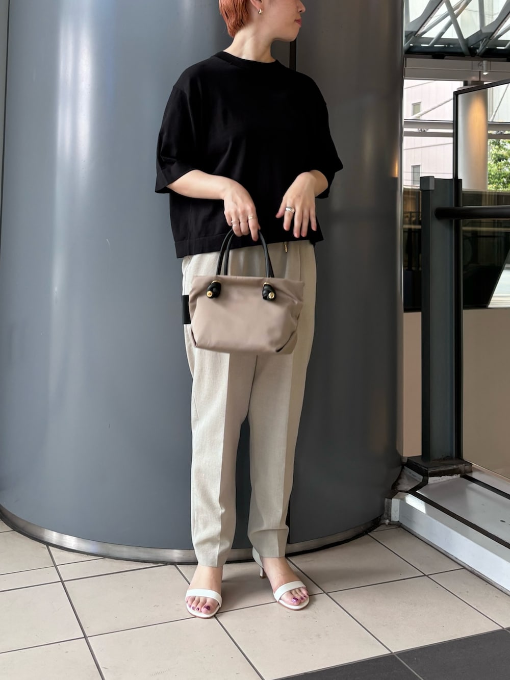 「きれいめカジュアル、春夏コーデ、シンプルコーデ、お出かけコーデ、オフィスカジュアル、大人コーデ」｜「URBAN RESEARCHのハイゲージニットTシャツ（ニット/セーター、ブラック系）」を使った、MINAMIさん（レディース・158cm）の春コーディネートの2枚目の写真