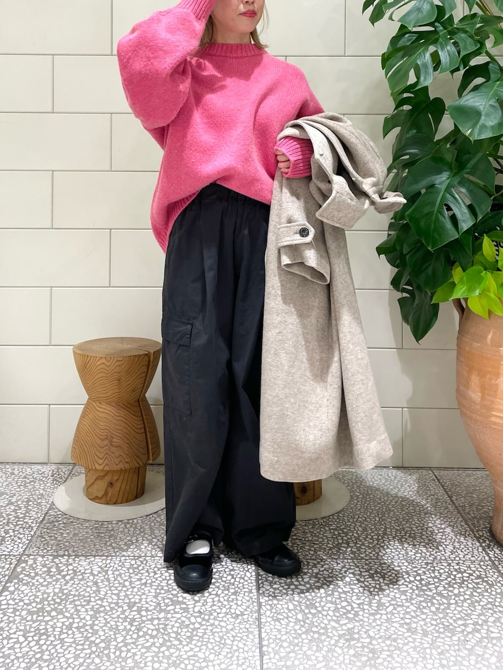 「新星WEARISTAにエントリー、冬アウター、休日スタイル、クリスマスに着たい服、ロングコート、マイベストコーデ2023、お出かけコーデ、着回しコーデ、冬のコーデ」｜「LAATOのVOLUME SLEEVE KNIT（ニット/セーター、ピンク系）」を使った、MINAMIさん（レディース・158cm）の冬コーディネートの4枚目の写真