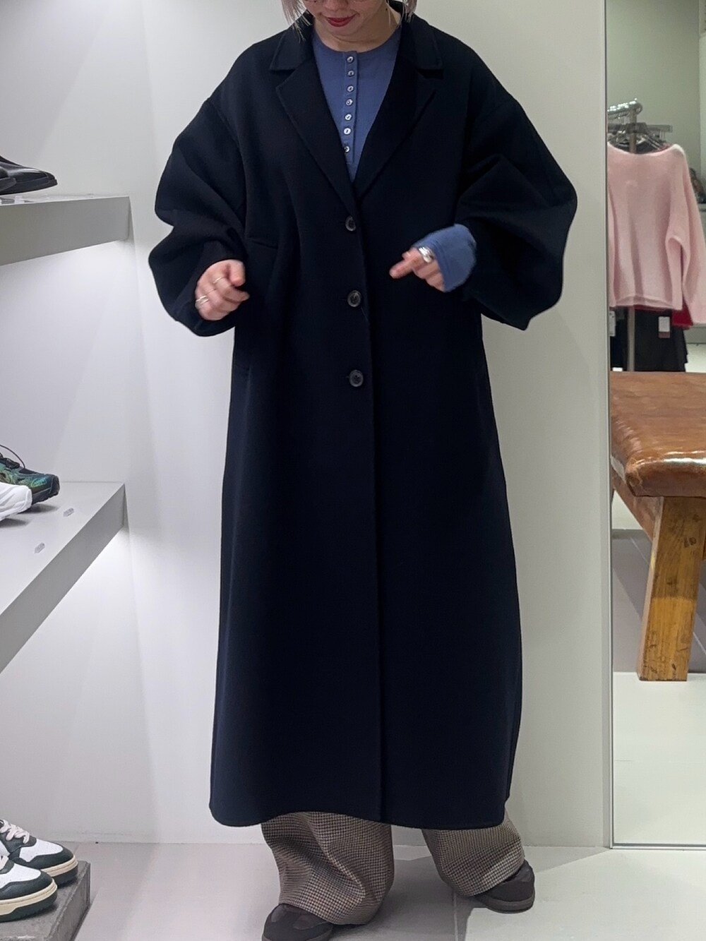 ブルー系のテーラードジャケット、ブルー系のニット/セーター、グレー系のその他パンツを着用したレディースの秋コーディネートの2枚目の写真