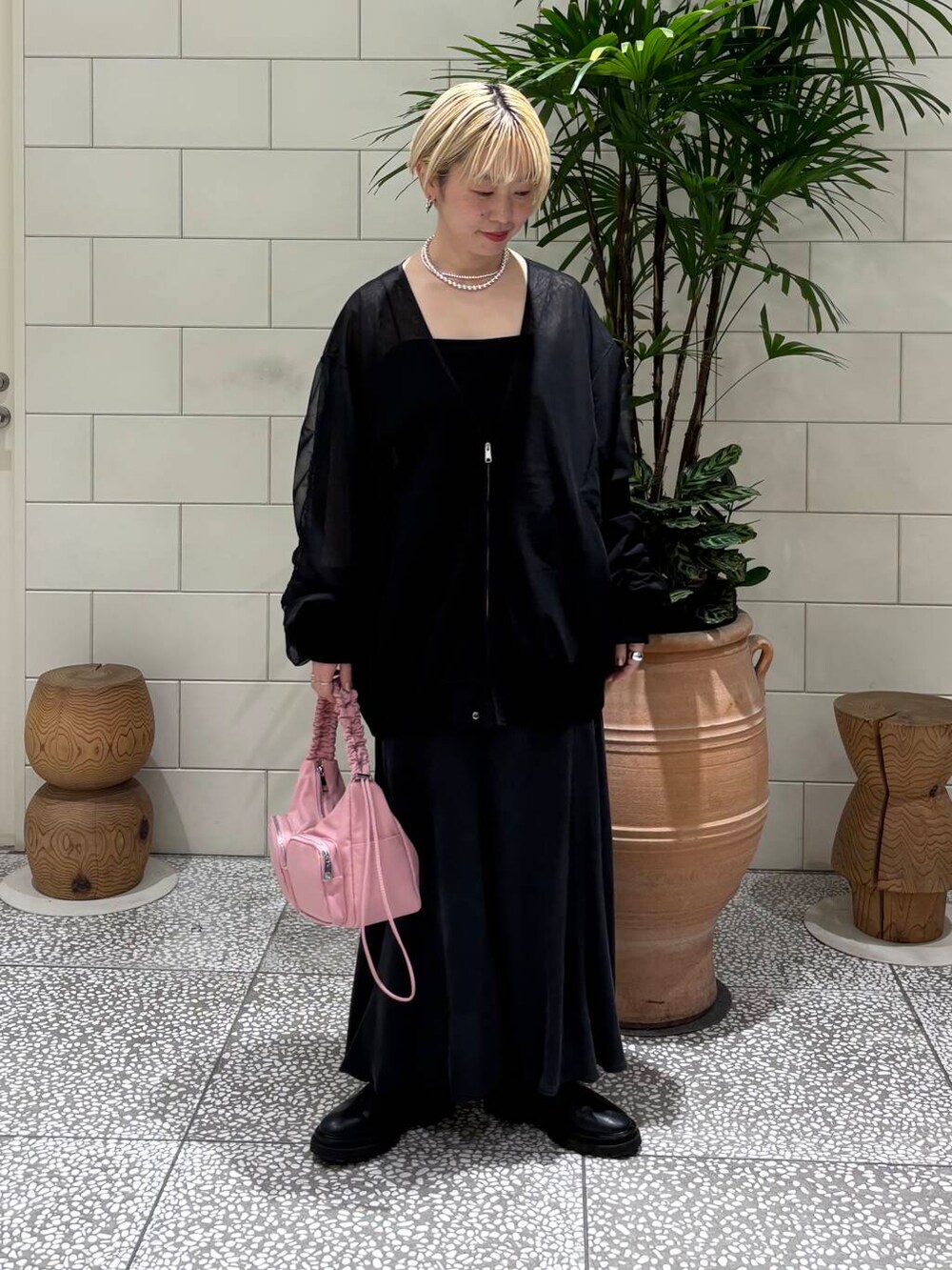 「大人カジュアル、デートコーデ、URBANRESEARCH、newarrival、骨格ウェーブ、ウェーブ×ブルベ夏、私のイチ推しブランド、春のジャケットスタイル、スタッフが狙う春の新作」｜「RODE SKOのhun RODE SKO　Gather pocket（ショルダーバッグ、レッド系）」を使った、MINAMIさん（レディース・158cm）の冬コーディネートの2枚目の写真