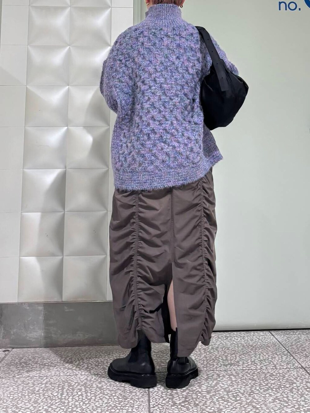 グレー系のスカート、ブルー系のニット/セーター、ブラック系のショルダーバッグを着用したレディースの秋コーディネートの3枚目の写真