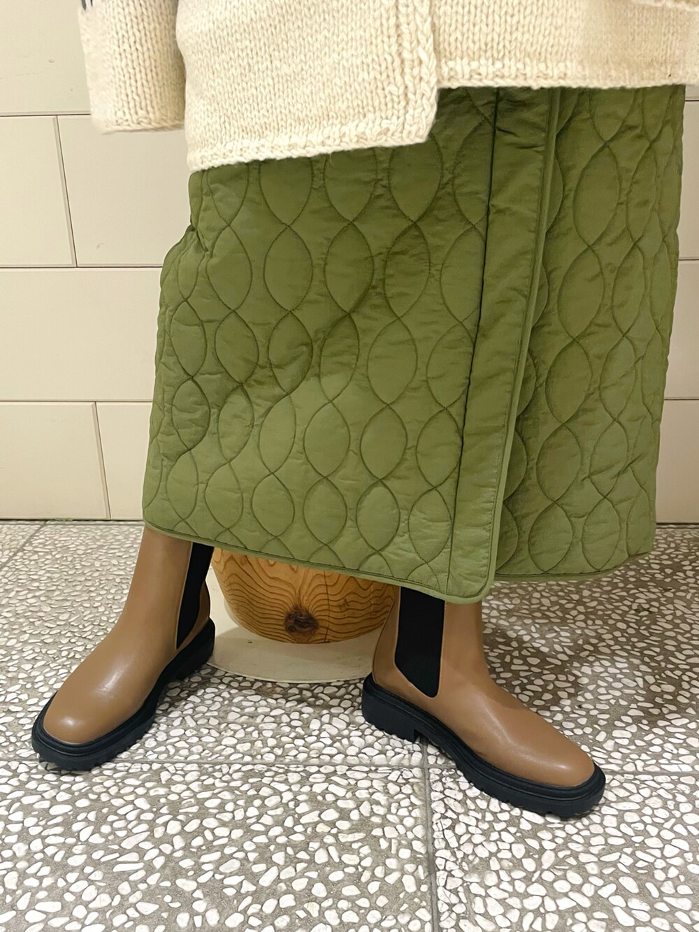 ホワイト系のカーディガン/ボレロ、ブルー系のシャツ/ブラウス、グリーン系のスカートを着用したレディースの秋コーディネートの4枚目の写真