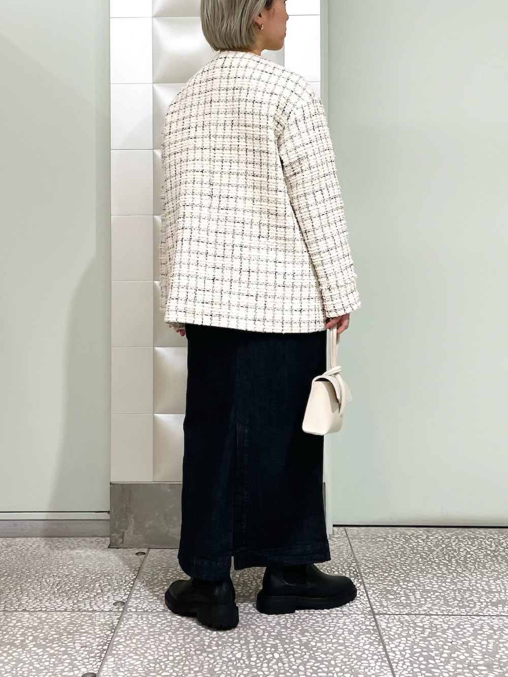 「シンプル、秋服準備はじめました、秋コーデ、デニムスカート、タイトスカート、ブーツ、ジャケット、ミニバッグ、Coming soon…、大人カジュアル、ジャケットスタイル」|「URBAN RESEARCHのGIOLICAツイードジャケット(その他アウター、ホワイト系)」を使った、MINAMIさん(レディース・158cm)の夏コーディネートの2枚目の写真
