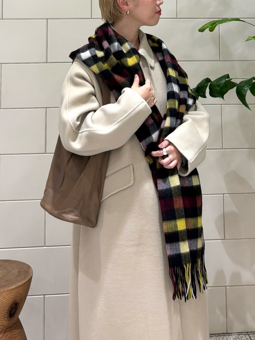 「デートコーデ、チェック、大人女子、お出かけコーデ、デニム、ロングコート」｜「URBAN RESEARCHのsuper120 リバーステンカラーコート（ステンカラーコート、ベージュ系）」を使った、MINAMIさん（レディース・158cm）の秋コーディネートの2枚目の写真