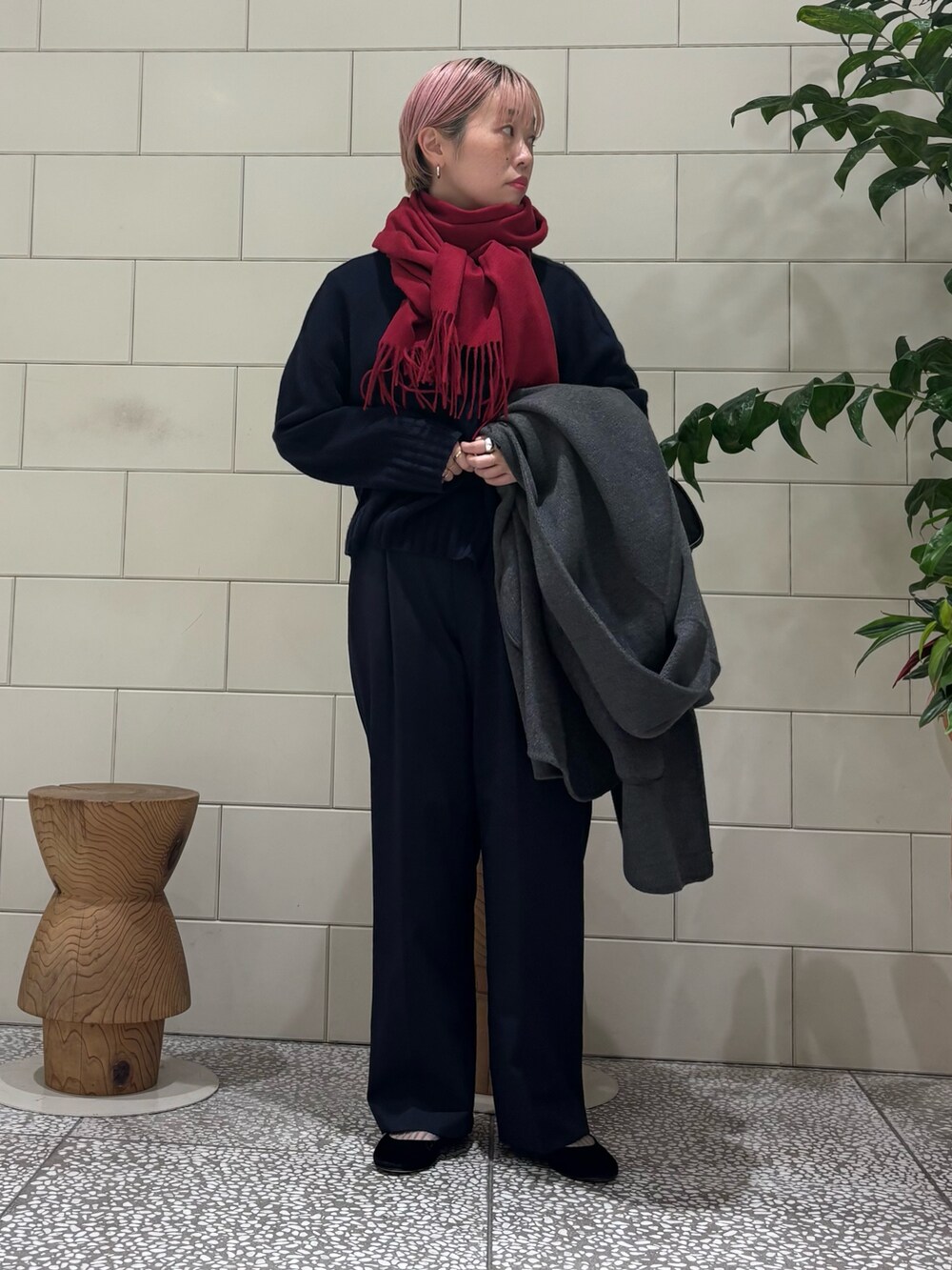 「冬コーデ、クリスマスに着たい服、マイベストコーデ2024、ニット、マフラーぐるぐる、赤、冬アウター」｜「URBAN RESEARCHのウールカシミヤストール（ストール/ショール、レッド系）」を使った、MINAMIさん（レディース・158cm）の冬コーディネートの3枚目の写真