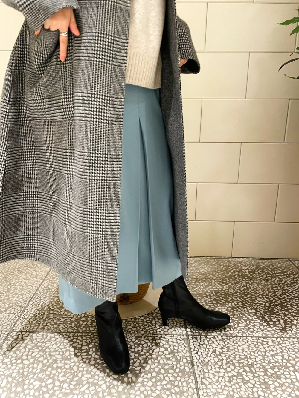 「シンプルスタイル、秋のコーデ、コート、ロングコート、リバーシブル、ブーツ、きれいめカジュアル」|「URBAN RESEARCHのdecor Plump Drop Pierce(ピアス(両耳用)、ゴールド系)」を使った、MINAMIさん(レディース・158cm)の秋コーディネートの5枚目の写真