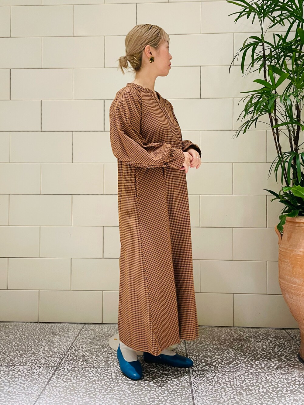 「私の推しブランド、ワンピース、ギンガムチェック、オレンジ、ロングワンピース、フラットシューズ、大人コーデ、休日コーデ、ラクチンコーデ」｜「F by ROSSOのF by ROSSO　ギンガムチェックパフスリーブワンピース（ワンピース、オレンジ系）」を使った、MINAMIさん（レディース・158cm）の冬コーディネートの2枚目の写真