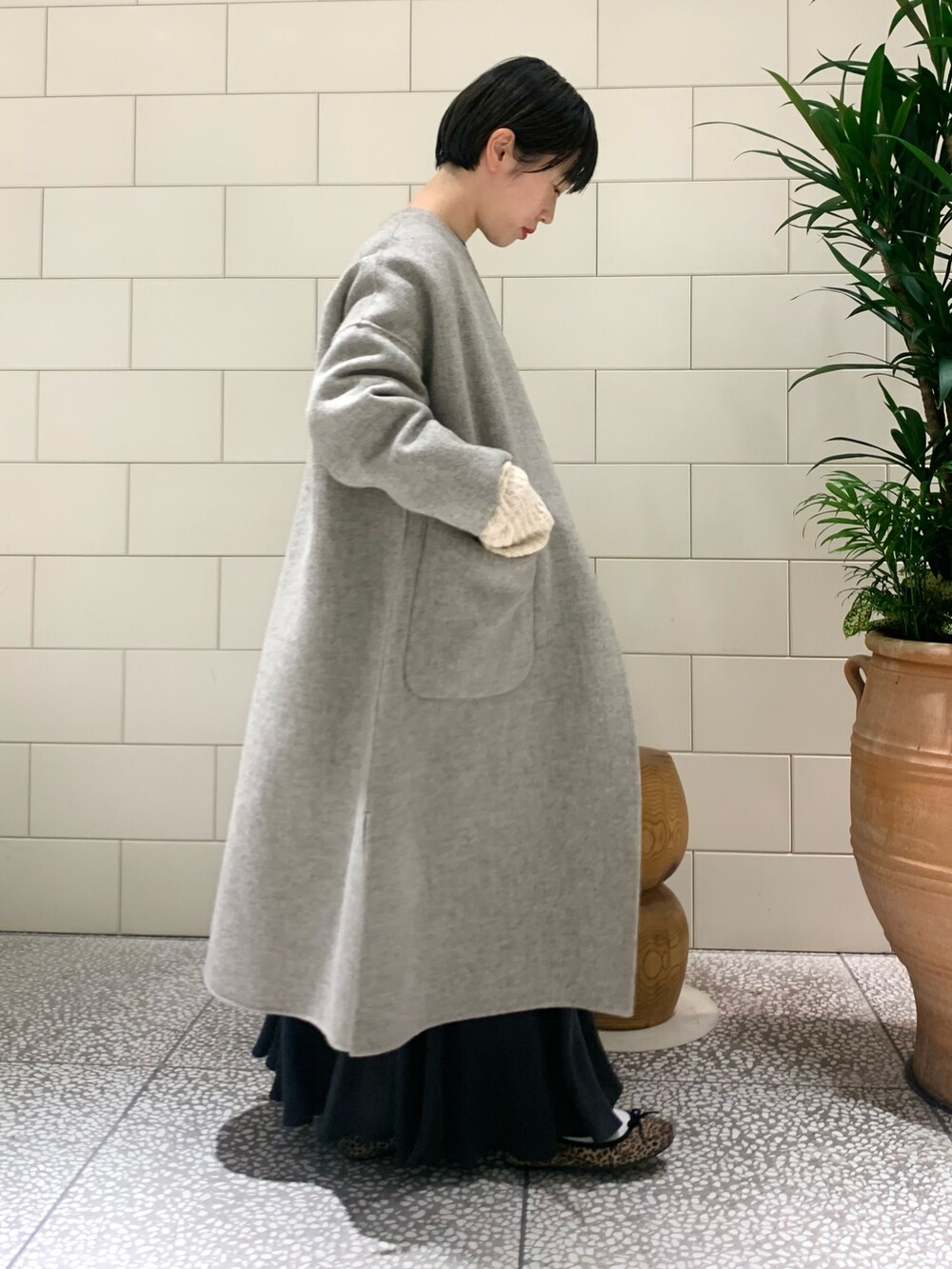 「クリスマスに着たい服、大人カジュアル、カジュアル、休日スタイル、大人かわいい、カラーニット、グリーン、ロングスカート、リバーシブル、グローブ」｜「URBAN RESEARCHのノーカラーリバーロングコート（その他アウター、グレー系）」を使った、MINAMIさん（レディース・158cm）の冬コーディネートの2枚目の写真
