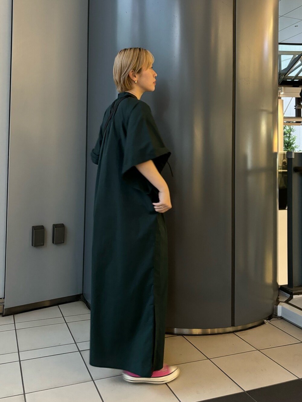 「デートコーデ、スニーカー、きれいめカジュアル、ワンピース、休日スタイル、オトナカジュアル」｜「LAATOのwide sleeve one piece（ワンピース、グリーン系）」を使った、MINAMIさん（レディース・158cm）の春コーディネートの2枚目の写真