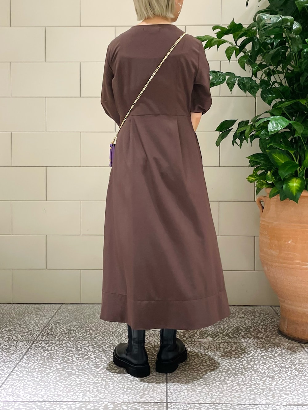 「秋服準備はじめました、シンプル、ショルダーバッグ、ミニバッグ、ブーツ、ワンピース、ブラウン、オトナカジュアル」｜「URBAN RESEARCHのランタンスリーブワンピース（ワンピース、ブラウン系）」を使った、MINAMIさん（レディース・158cm）の秋コーディネートの2枚目の写真