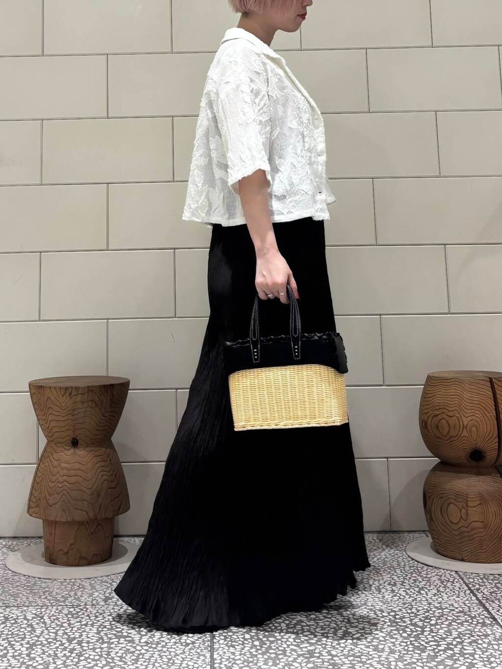 ブラック系のワンピース、ホワイト系のシャツ/ブラウス、ブラック系のサンダルを着用したレディースの春コーディネートの3枚目の写真