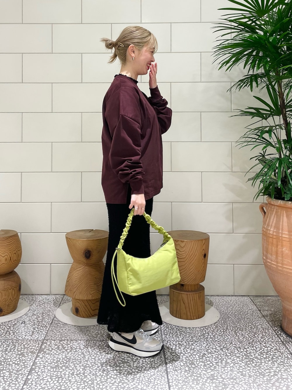 「冬を彩る色いろコーデ、休日スタイル、スニーカー、プチプラ、チョコ色に染まれ、スポーツミックス、ootd」｜「LAATOのPAD LONG T-SHIRTS（Tシャツ/カットソー、ブラウン系）」を使った、MINAMIさん（レディース・158cm）の冬コーディネートの2枚目の写真