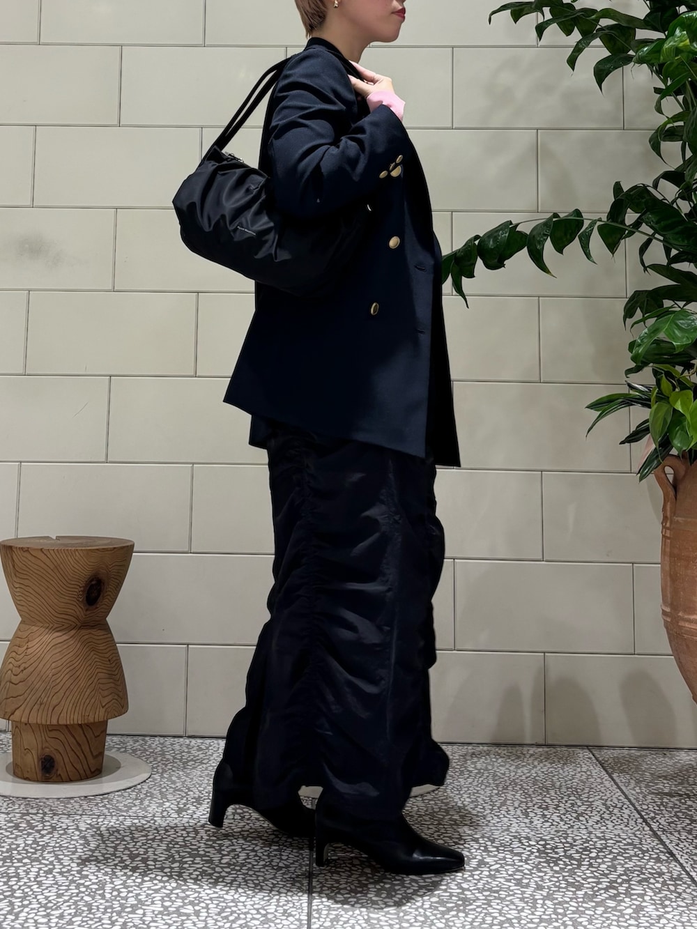 「韓国ファッション、ロングコート、カラーコーデ、ニット、Coming soon…、ジャケット」｜「URBAN RESEARCHの『WEB限定』クルーネックコンパクトリブニット（ニット/セーター、ピンク系）」を使った、MINAMIさん（レディース・158cm）の冬コーディネートの2枚目の写真