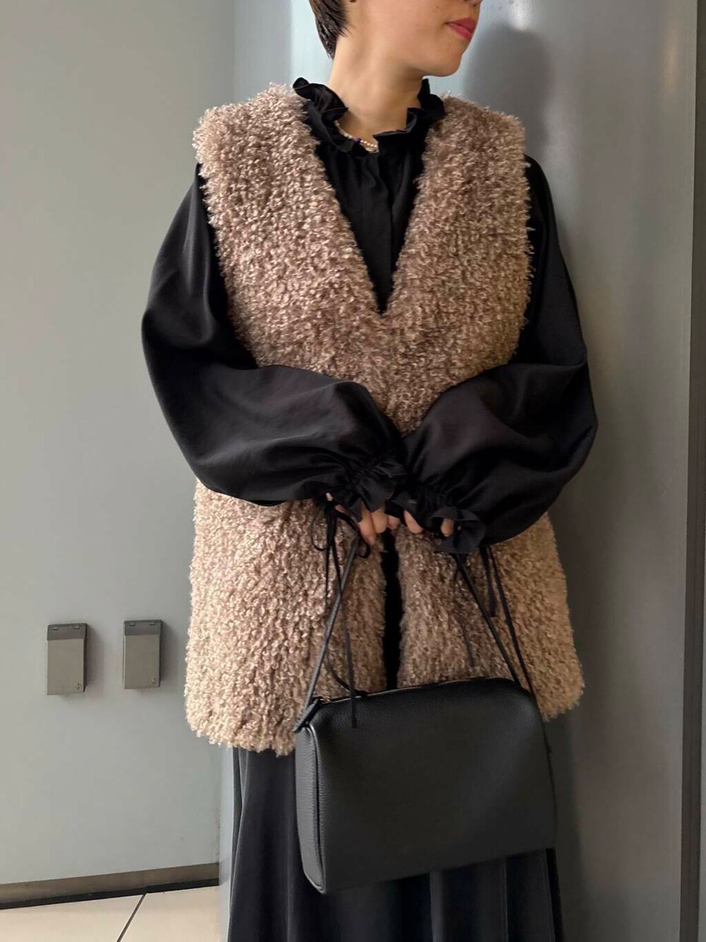 「デートコーデ、URBANRESEARCH、newarrival、リボン、ブルベ夏、骨格ウェーブ、秋のお出かけコーデ、ウェーブ×ブルベ夏、ウェーブ×カジュアル、ウェーブ×着やせ、私の推し新作アイテム、初秋の羽織りものコーデ」|「URBAN RESEARCHの『MADE IN JAPAN』キュプラフィブリルフレアスカート(スカート、グレー系)」を使った、MINAMIさん(レディース・158cm)の秋コーディネートの5枚目の写真