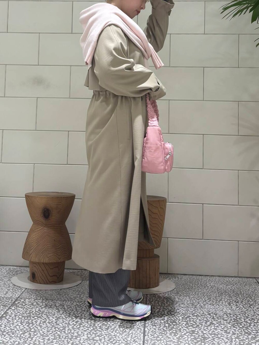 レッド系のショルダーバッグ、ブルー系のスウェット、ピンク系のニット/セーターを着用したレディースの冬コーディネートの3枚目の写真