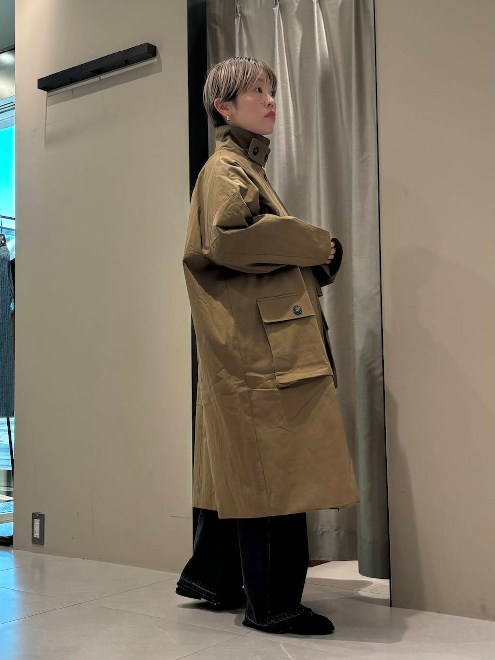 「カジュアルコーデ、URBANRESEARCH、newarrival、ブルベ夏、骨格ウェーブ、秋のお出かけコーデ、ウェーブ×ブルベ夏、私のイチ推しブランド、ウェーブ×カジュアル、ウェーブ×着やせ、私の推し新作アイテム、先取り秋カラーコーデ、私のnewデニムスタイル、初秋の羽織りものコーデ、ブルベ夏×秋カラーコーデ」|「URBAN RESEARCHのダメージワイドデニムパンツ(デニムパンツ、ブラック系)」を使った、MINAMIさん(レディース・158cm)の秋コーディネートの2枚目の写真