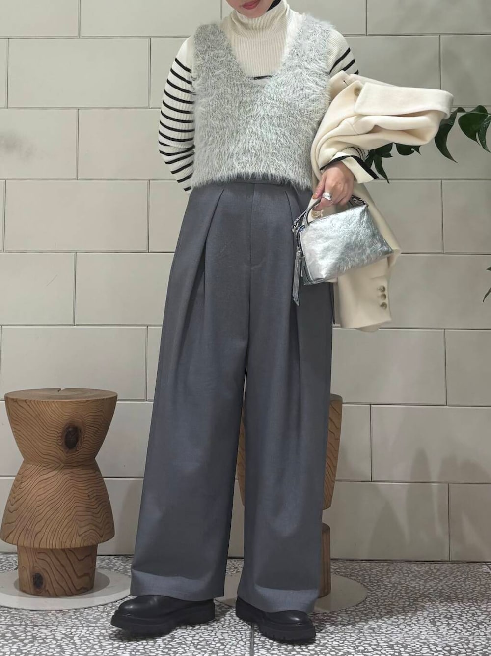 ホワイト系のニット/セーター、ホワイト系のその他アウター、グレー系のベストを着用したレディースの秋コーディネートの4枚目の写真