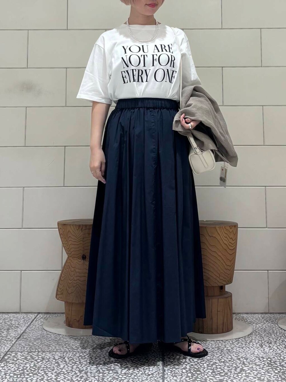 「大人カジュアル、ロングスカート、デートコーデ、きれいめカジュアル、URBANRESEARCH、シンプルコーデ、リネン、newarrival、お出かけコーデ、骨格ウェーブ、ウェーブ×ブルベ夏、やや暑い、寒暖差対策アイテム、最旬サンダルスタイル」｜「URBAN RESEARCHのデザインロゴプリントTシャツ（Tシャツ/カットソー、その他）」を使った、MINAMIさん（レディース・158cm）の春コーディネートの2枚目の写真