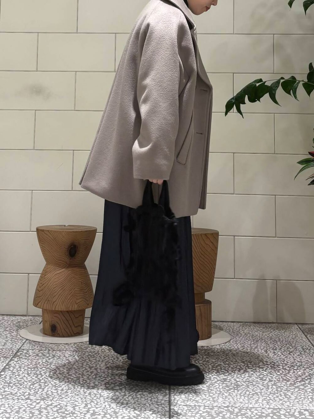 ホワイト系のニット/セーター、グレー系のカーディガン/ボレロ、ブルー系のスカートを着用したレディースの秋コーディネートの3枚目の写真