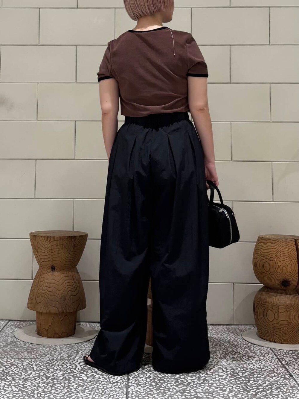 「大人カジュアル、スポーツミックス、URBANRESEARCH、シンプルコーデ、サンダル、newarrival、休日スタイル、お出かけコーデ、骨格ウェーブ、ウェーブ×ブルベ夏、やや暑い、初夏パンツ」｜「URBAN RESEARCHの『UR TECH』ギャザーワイドパンツ（その他パンツ、ブラック系）」を使った、MINAMIさん（レディース・158cm）の春コーディネートの3枚目の写真