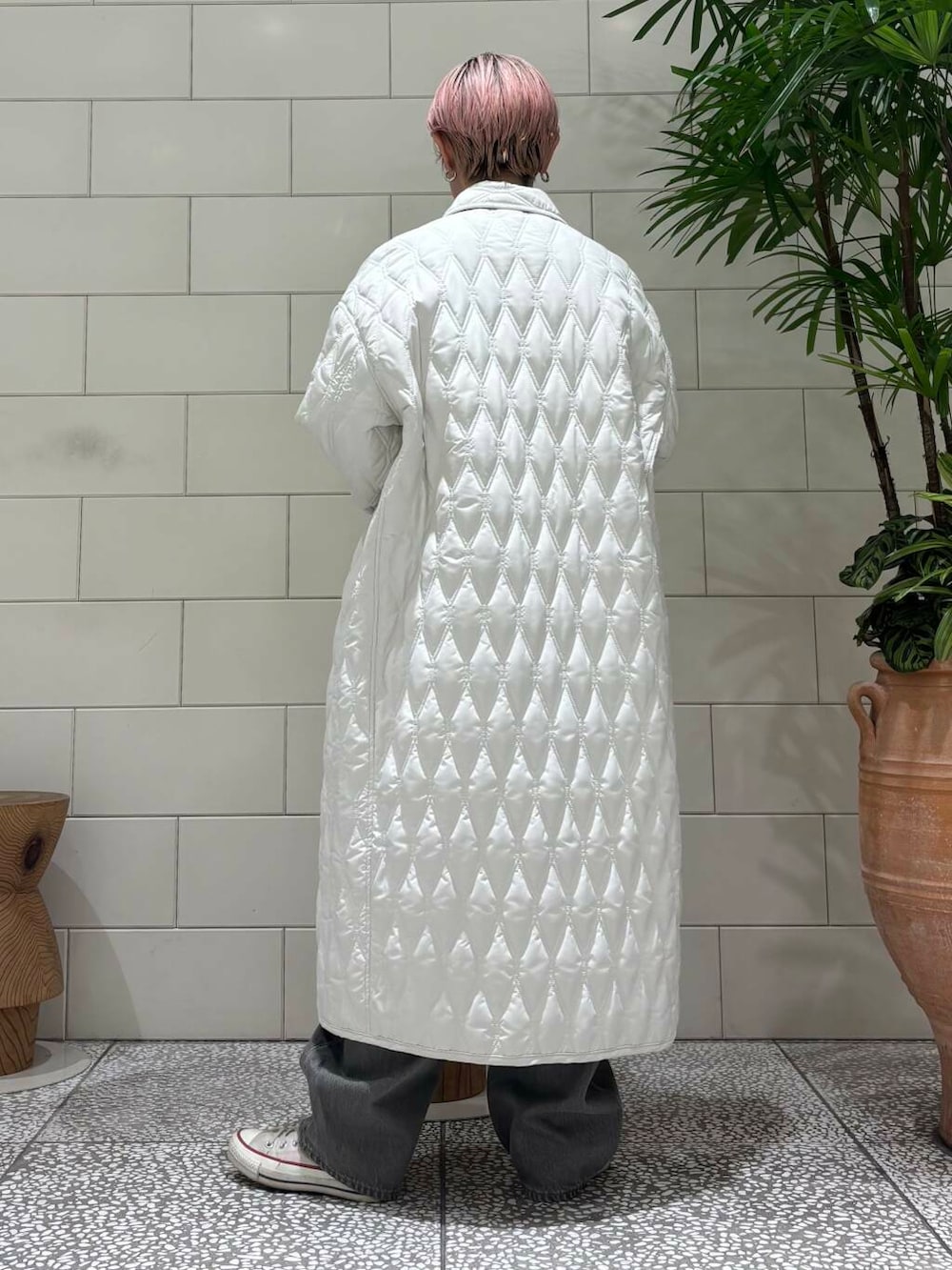 ホワイト系のその他アウター、グリーン系のデニムパンツ、ピンク系のニット/セーターを着用したレディースの冬コーディネートの4枚目の写真