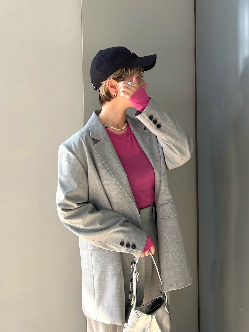 「スポーツミックス、きれいめカジュアル、休日スタイル、キャップ、秋服準備はじめました、オトナ女子」|「URBAN RESEARCHのスーパー100ウールジャケット(その他アウター、グレー系)」を使った、MINAMIさん(レディース・158cm)の夏コーディネートの3枚目の写真