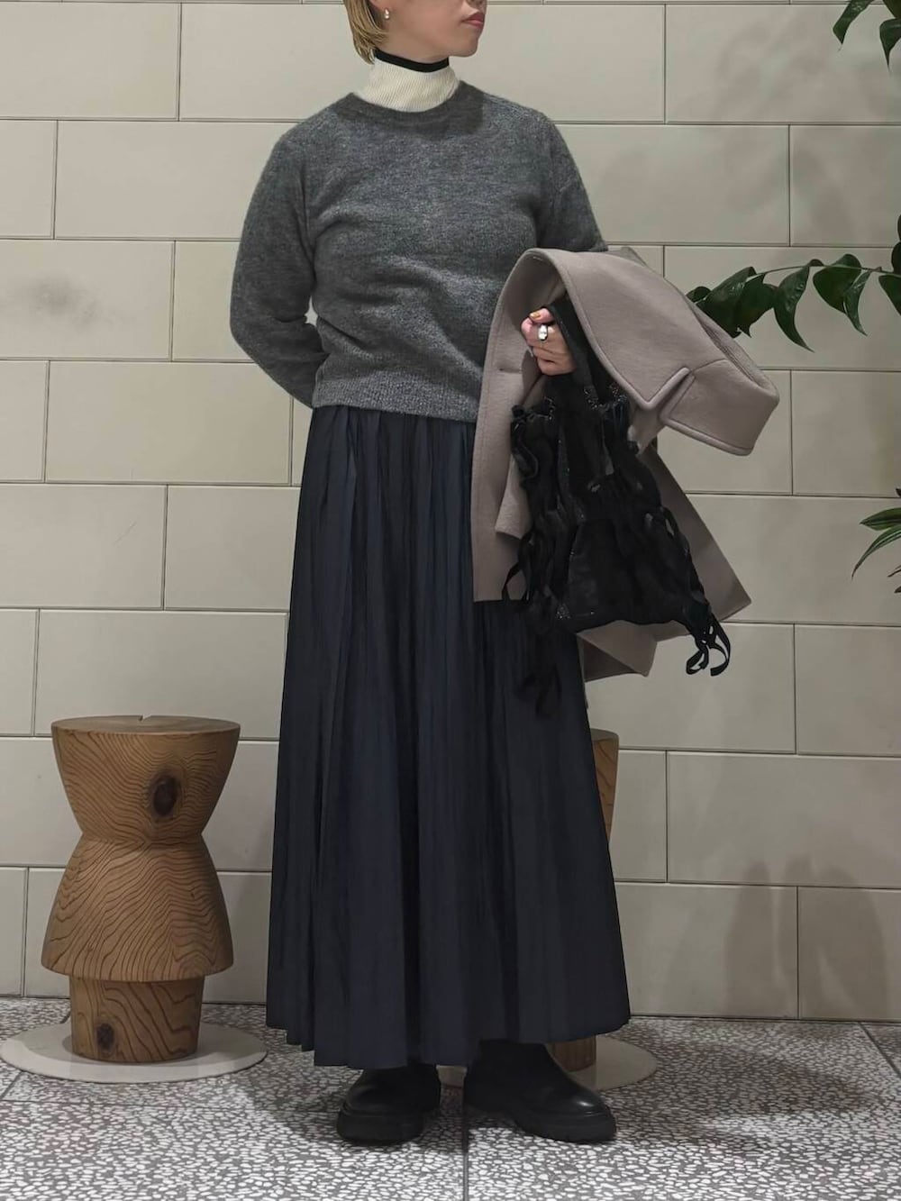 ホワイト系のニット/セーター、グレー系のカーディガン/ボレロ、ブルー系のスカートを着用したレディースの秋コーディネートの5枚目の写真