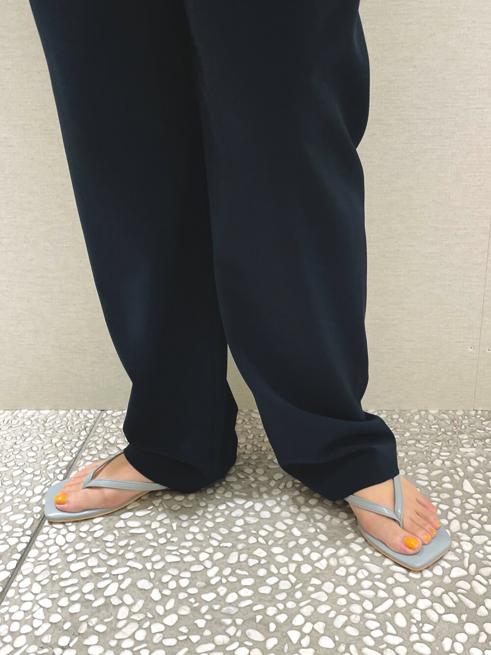 ブラック系のタンクトップ、ブラック系のシャツ/ブラウス、ブルー系のサンダルを着用したレディースの夏コーディネートの4枚目の写真
