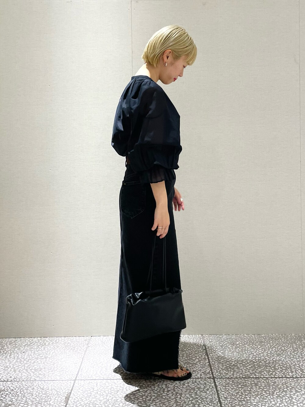 「シンプルコーデ、スカート、ロングスカート、ワントーンコーデ、ブラックコーデ、サンダル、ボリューム袖」｜「URBAN RESEARCH ROSSOのコットンシルク2WAYブラウス（Tシャツ/カットソー、ブルー系）」を使った、MINAMIさん（レディース・158cm）の春コーディネートの2枚目の写真