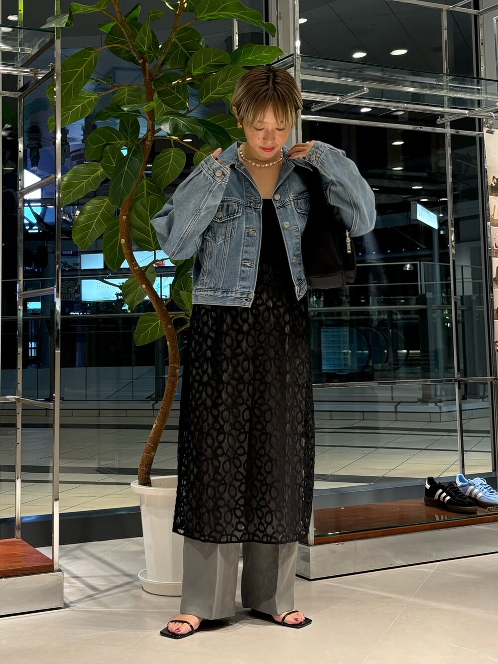 「お出かけコーデ、ワンピース、レイヤードスタイル、秋服準備はじめました、デートコーデ、休日スタイル」｜「Levi'sのLevi’s　SHRUNKEN 90S TRUCKER（デニムジャケット、ブルー系）」を使った、MINAMIさん（レディース・158cm）の夏コーディネートの2枚目の写真