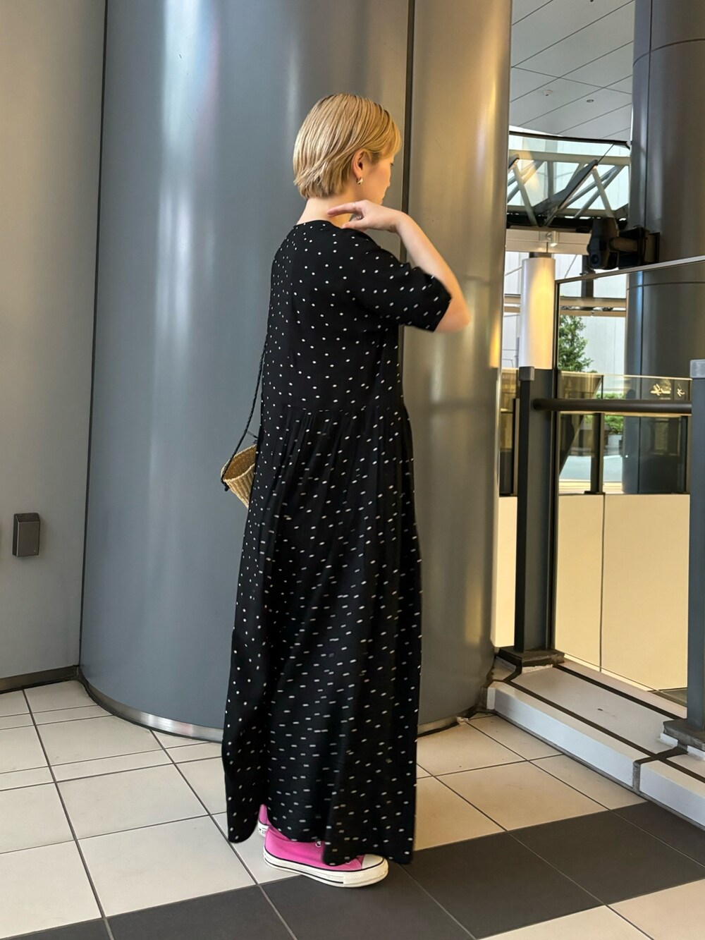 「モノトーン、お出かけコーデ、デートコーデ、ワンピース、休日スタイル、シンプルコーデ、オトナカジュアル、ドット、トレンド」｜「かぐれの『低身長向けも展開』ドット2WAYギャザーワンピース（ワンピース、ブラック系）」を使った、MINAMIさん（レディース・158cm）の春コーディネートの3枚目の写真