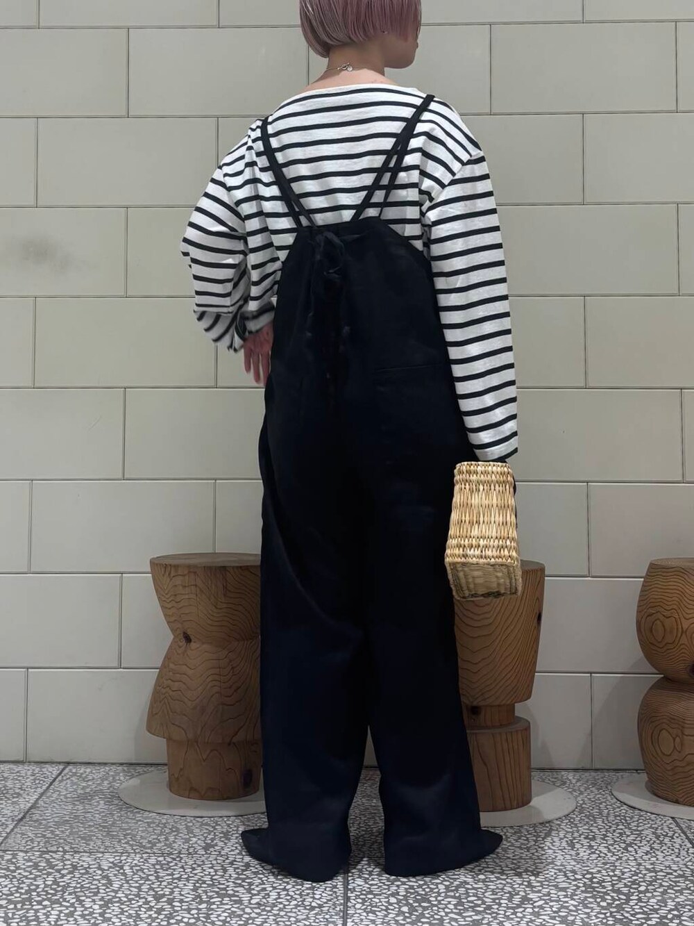「大人カジュアル、URBANRESEARCH、シンプルコーデ、サロペット、リネン、かごバッグ、newarrival、休日スタイル、旅行コーデ、骨格ウェーブ、ウェーブ×ブルベ夏、ここでしか手に入らない別注アイテム、私のイチ推しブランド、初夏のお出掛けコーデ」|「Le Minorの『別注』Le minor×UR Border cropped T-shirts(Tシャツ/カットソー、ブルー系)」を使った、MINAMIさん(レディース・158cm)の春コーディネートの3枚目の写真