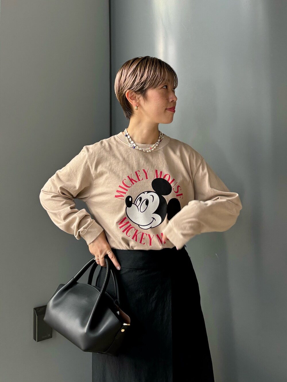 「秋服準備はじめました、休日スタイル、ミッキー、スカート、秋のコーデ、秋コーデ、オトナ女子」｜「GOOD ROCK SPEEDの『別注』GOOD ROCK SPEED×URBAN RESEARCH　Mickey/ロングTシャツ（Tシャツ/カットソー、ベージュ系）」を使った、MINAMIさん（レディース・158cm）の秋コーディネートの3枚目の写真