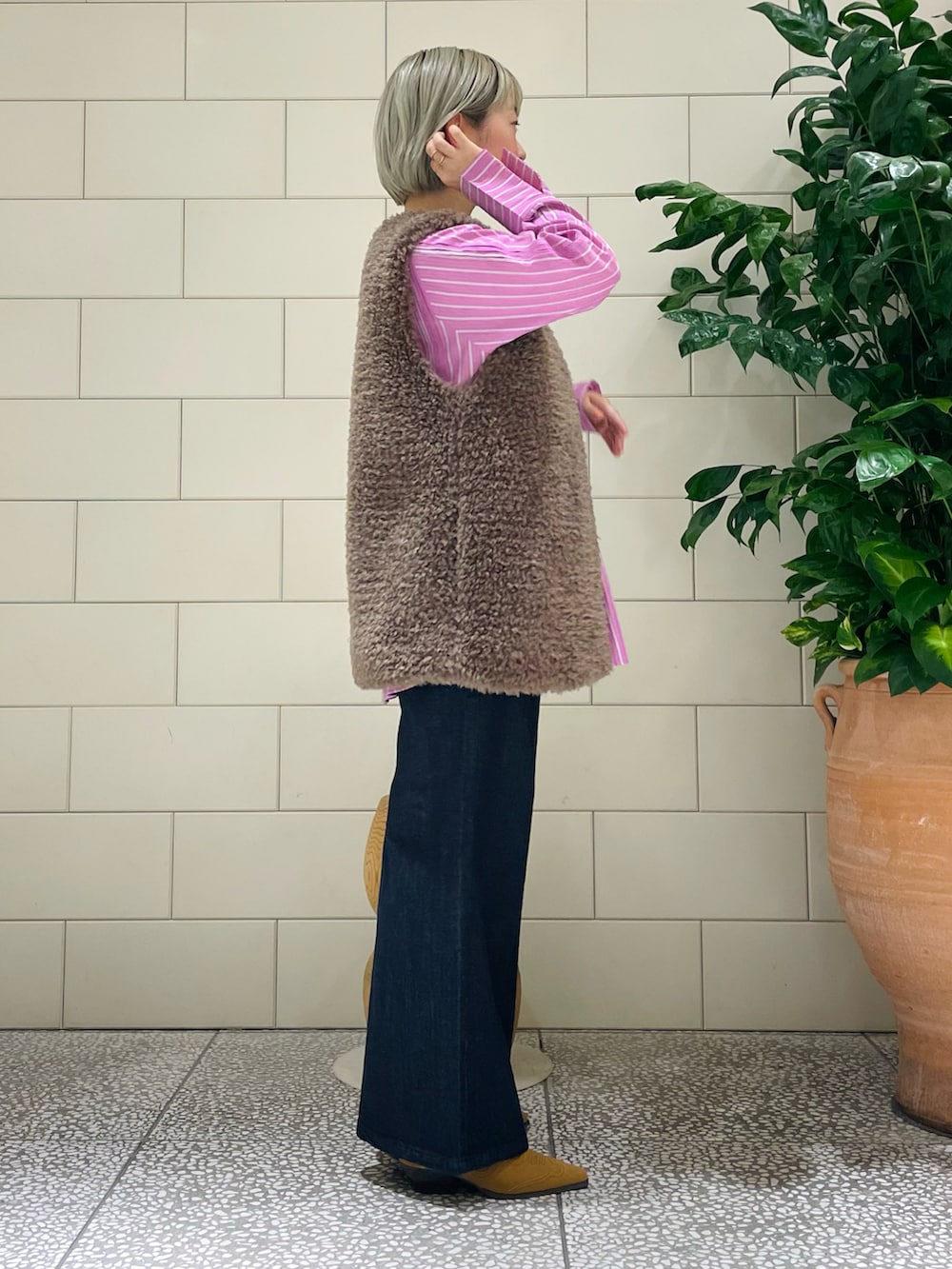 「シンプル、秋色、秋服準備はじめました、デニム、シャツスタイル、バギーパンツ、ボア、ベスト、Coming soon…、リング、ミュール、大人カジュアル」|「URBAN RESEARCH ROSSOのバックスリットピンタックチュニックシャツ(シャツ/ブラウス、その他)」を使った、MINAMIさん(レディース・158cm)の夏コーディネートの2枚目の写真