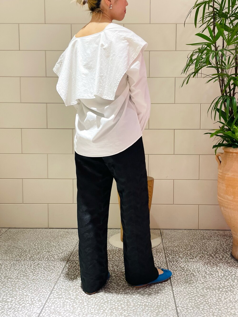 ホワイト系のシャツ/ブラウス、ブラック系のその他パンツ、ブルー系のバレエシューズを着用したレディースの春コーディネートの2枚目の写真