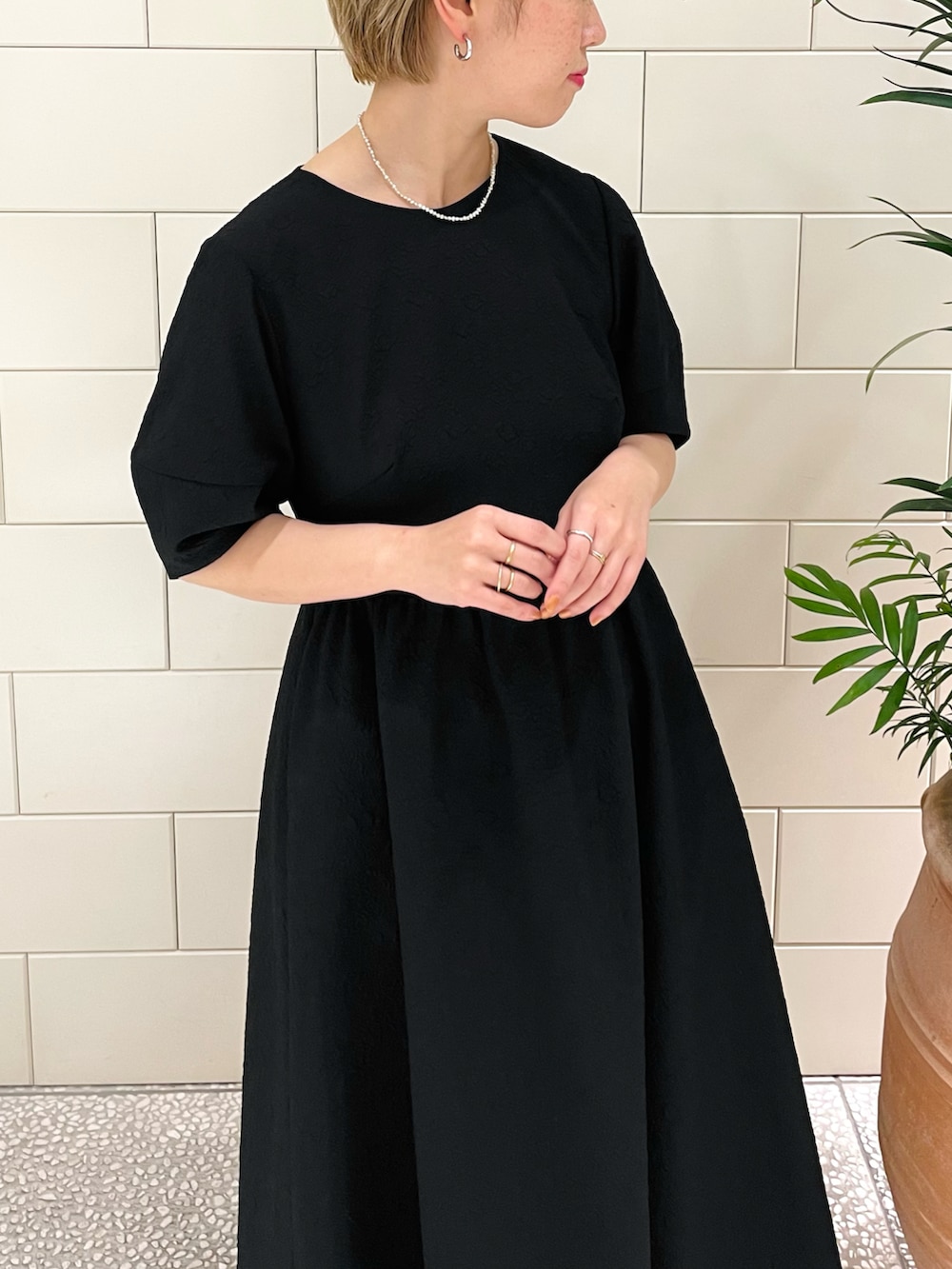 「シンプル、結婚式、フォーマル、ロングワンピース、パールネックレス、パンプス、ドレス、結婚式二次会スタイル、ショートヘア」｜「URBAN RESEARCH ROSSOのコクーンスリーブジャガードドレス（ワンピース、ブラック系）」を使った、MINAMIさん（レディース・158cm）の春コーディネートの3枚目の写真