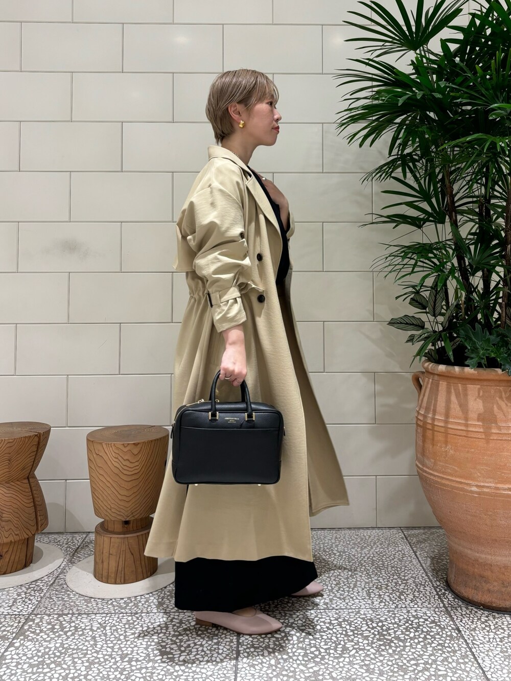 「春のおしゃ見えテクニック、春服みてみて、お出かけコーデ、シンプルコーデ、シアートップス、キレイめ、オフィスカジュアル」|「URBAN RESEARCHの『一部WEB限定カラー』ドロストトレンチコート(トレンチコート、ベージュ系)」を使った、MINAMIさん(レディース・158cm)の春コーディネートの2枚目の写真