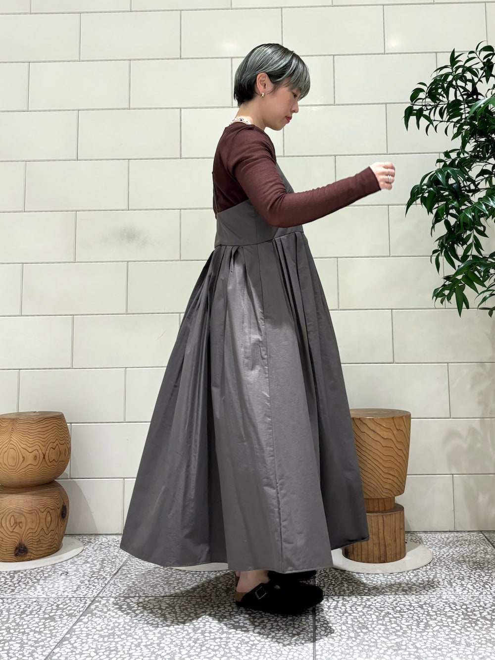 「キャミワンピ、きれいめカジュアル、休日スタイル、お出かけコーデ、ワンピース」｜「URBAN RESEARCHのランダムタックキャミワンピース（ワンピース、グリーン系）」を使った、MINAMIさん（レディース・158cm）の夏コーディネートの2枚目の写真