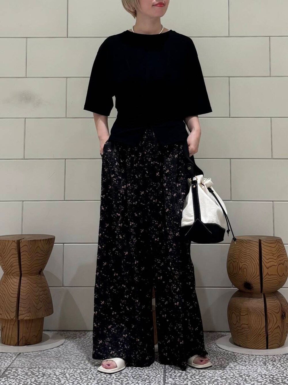 「大人カジュアル、URBANRESEARCH、シンプルコーデ、サンダル、newarrival、休日スタイル、お出かけコーデ、骨格ウェーブ、ウェーブ×ブルベ夏、ここでしか手に入らない別注アイテム、初夏のお出掛けコーデ」｜「URBAN RESEARCHのdecor『デコール』　Hematite6mmBallnecklace（ネックレス、シルバー系）」を使った、MINAMIさん（レディース・158cm）の春コーディネートの2枚目の写真