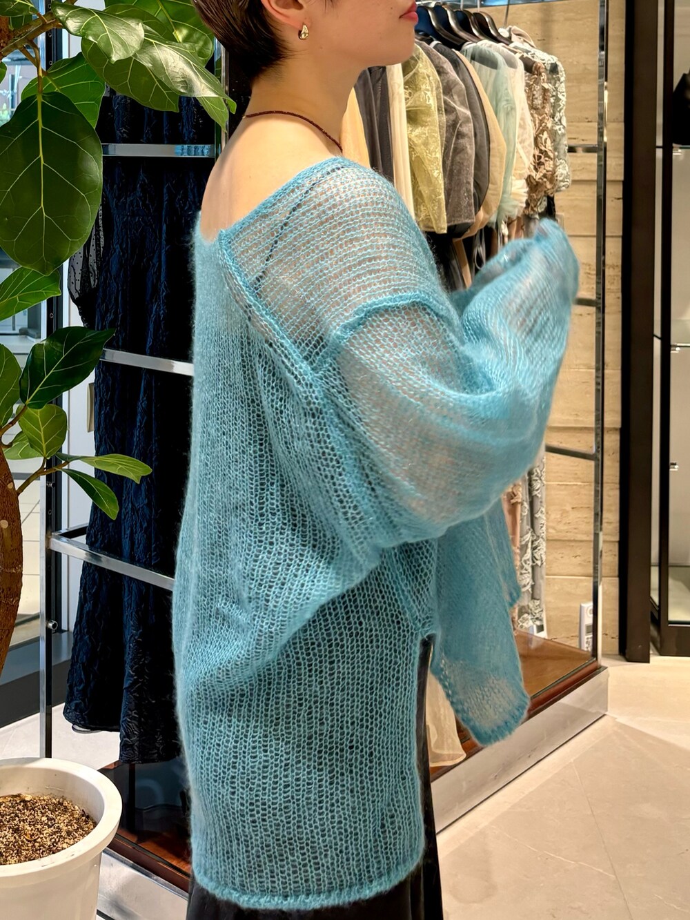 「淡色コーデ、秋服準備はじめました、デートコーデ、休日スタイル、シアートップス、ロングスカート、秋コーデ、instagram」｜「URBAN RESEARCH ROSSO WOMENのシアーモヘアVネックプルオーバー（ニット/セーター、ブルー系）」を使った、MINAMIさん（レディース・158cm）の秋コーディネートの4枚目の写真