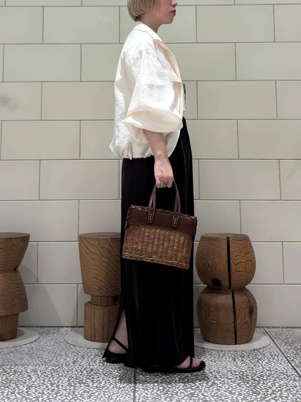 「大人カジュアル、ロングスカート、URBANRESEARCH、シンプルコーデ、サンダル、newarrival、休日スタイル、お出かけコーデ、旅行コーデ、骨格ウェーブ、ウェーブ×ブルベ夏、ここでしか手に入らない別注アイテム、初夏のお出掛けコーデ、寒暖差対策アイテム」|「URBAN RESEARCHのシアージップブルゾン(ブルゾン、ホワイト系)」を使った、MINAMIさん(レディース・158cm)の春コーディネートの2枚目の写真