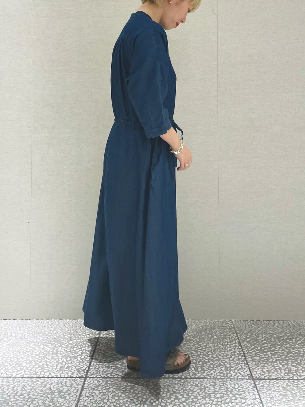 「休日スタイル、ワンピース、ロングワンピース、デニム、春、birkenstock、サンダル、カジュアルコーデ、オトナ女子、シャツワンピ」｜「URBAN RESEARCH ROSSO WOMENのデニムワンピース（ワンピース、ブルー系）」を使った、MINAMIさん（レディース・158cm）の春コーディネートの2枚目の写真