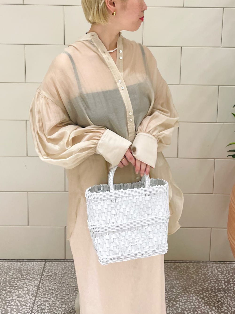 ベージュ系のシャツ/ブラウス、ホワイト系のハンドバッグ、ホワイト系のスカートを着用したレディースの春コーディネートの3枚目の写真