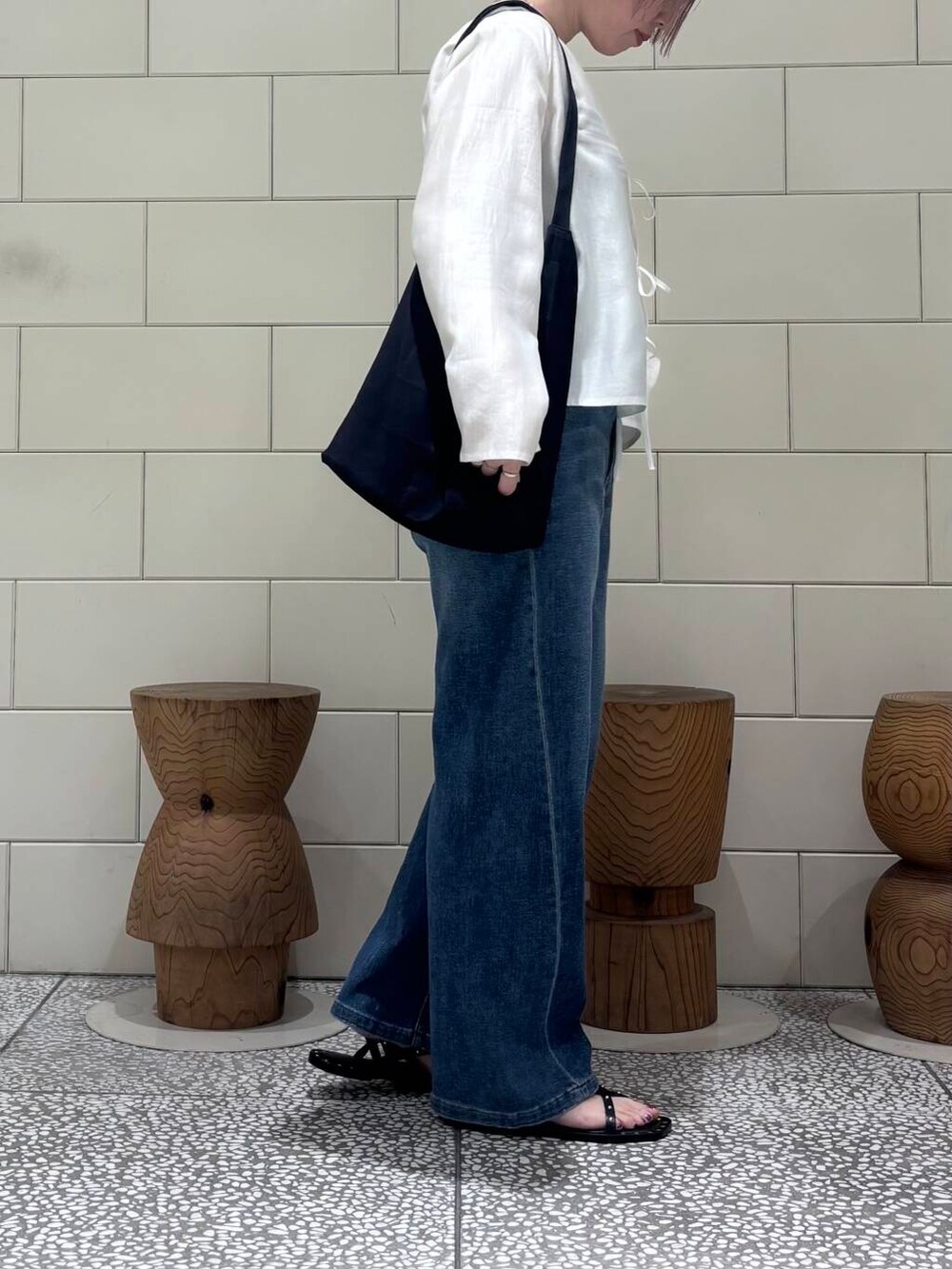 「大人カジュアル、デニム、きれいめカジュアル、URBANRESEARCH、シンプルコーデ、サンダル、newarrival、休日スタイル、サンダルコーデ、お出かけコーデ、リボン、淡色コーデ、骨格ウェーブ、ウェーブ×ブルベ夏、初夏アウター」｜「URBAN RESEARCHのdecor『デコール』　Heartchain Necklace（ネックレス、シルバー系）」を使った、MINAMIさん（レディース・158cm）の春コーディネートの3枚目の写真