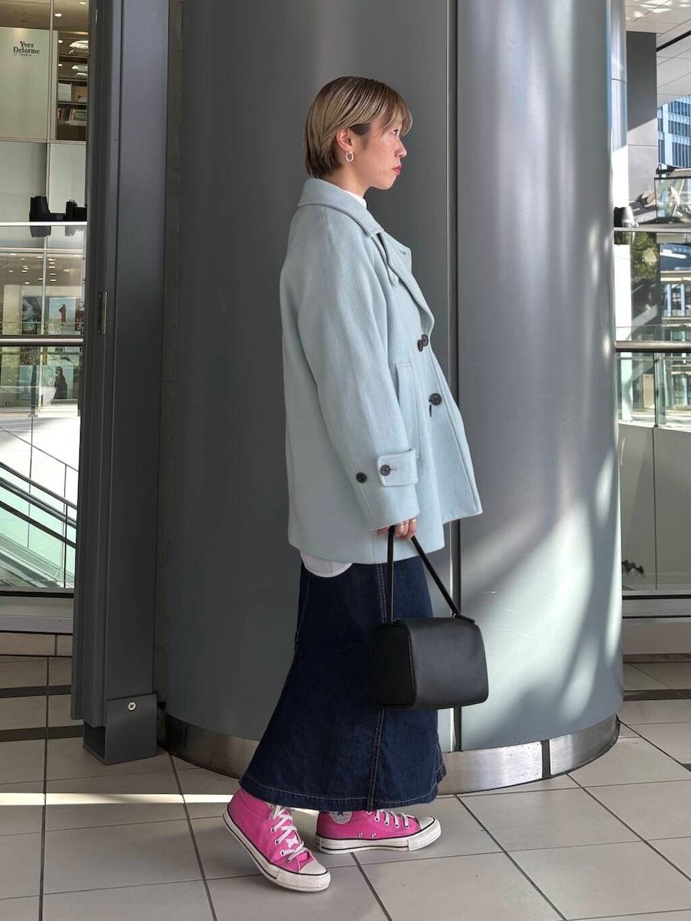 「URBANRESEARCH、newarrival、ブルベ夏、骨格ウェーブ、ウェーブ×ブルベ夏、ウェーブ×カジュアル、ウェーブ×着やせ、私の推し新作アイテム、先取り秋カラーコーデ」｜「URBAN RESEARCHのスーパー100メルトンPコート（ピーコート、ブルー系）」を使った、MINAMIさん（レディース・158cm）の夏コーディネートの2枚目の写真