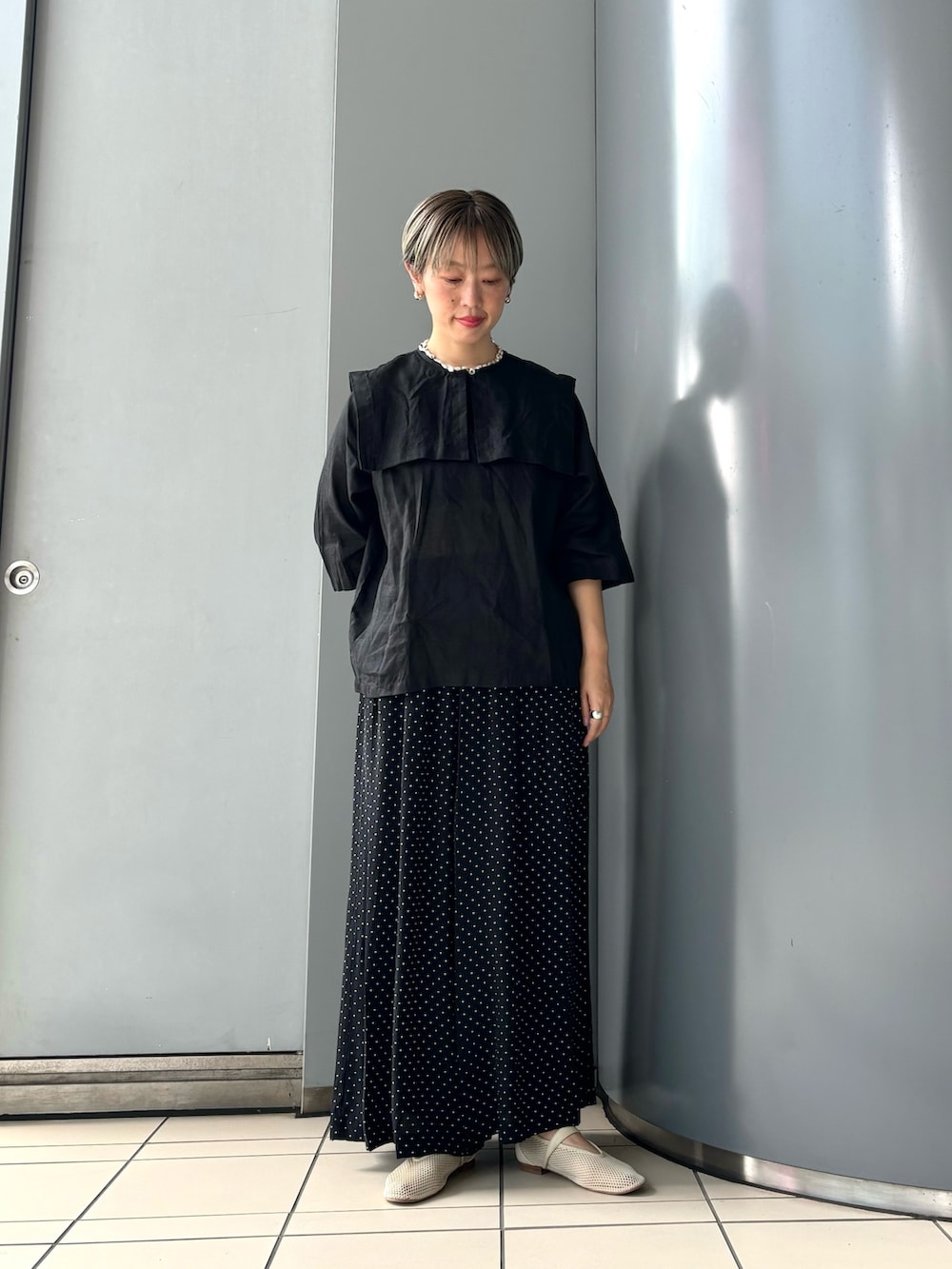 「休日スタイル、おしゃ見えテクニック、ブラックコーデ、リネン、シンプル、リラックススタイル」｜「かぐれのビッグカラー2WAYブラウス（シャツ/ブラウス、ブラック系）」を使った、MINAMIさん（レディース・158cm）の夏コーディネートの2枚目の写真