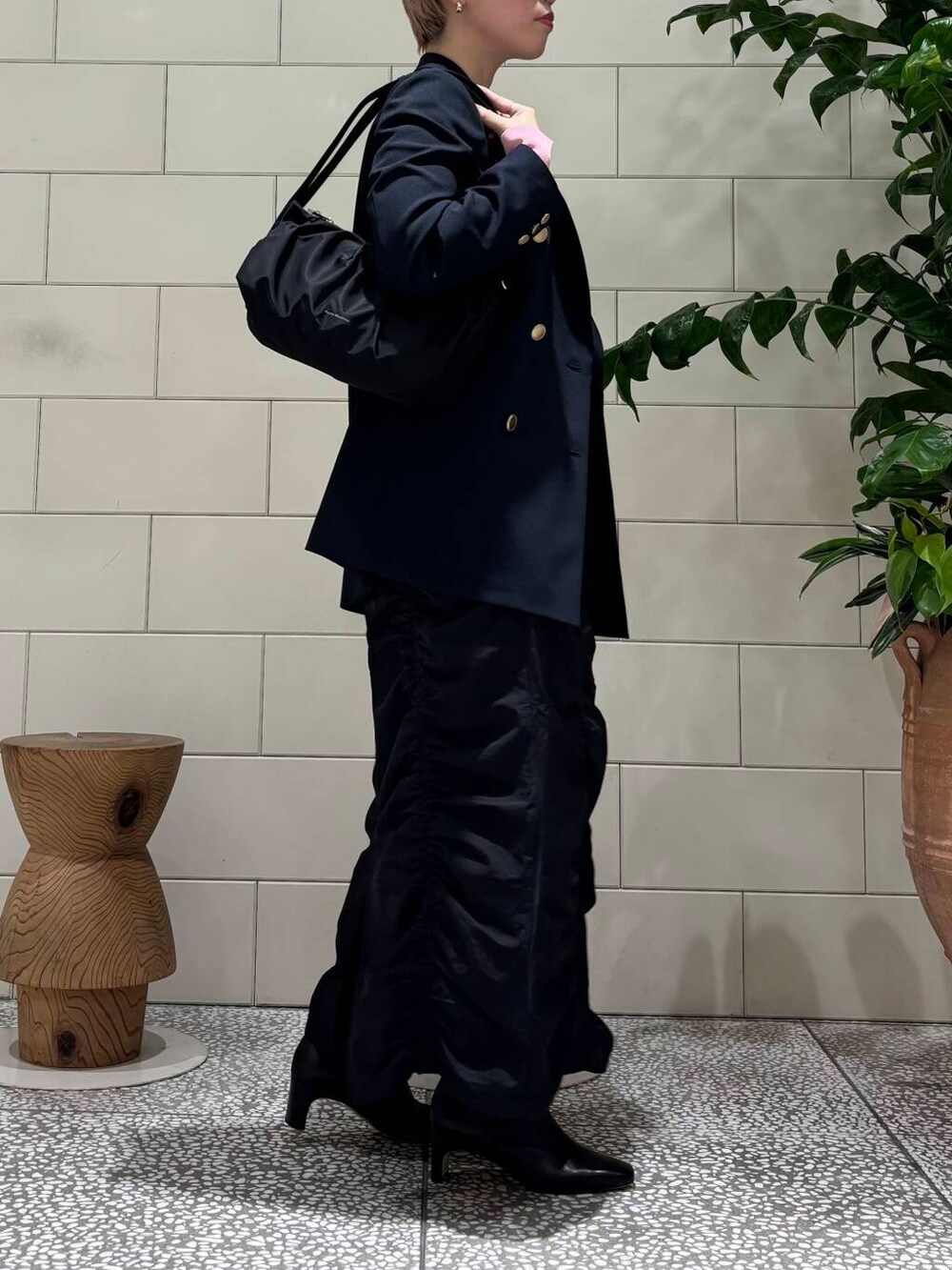 ブラック系のスカート、ブルー系のその他アウター、ピンク系のニット/セーターを着用したレディースの冬コーディネートの2枚目の写真