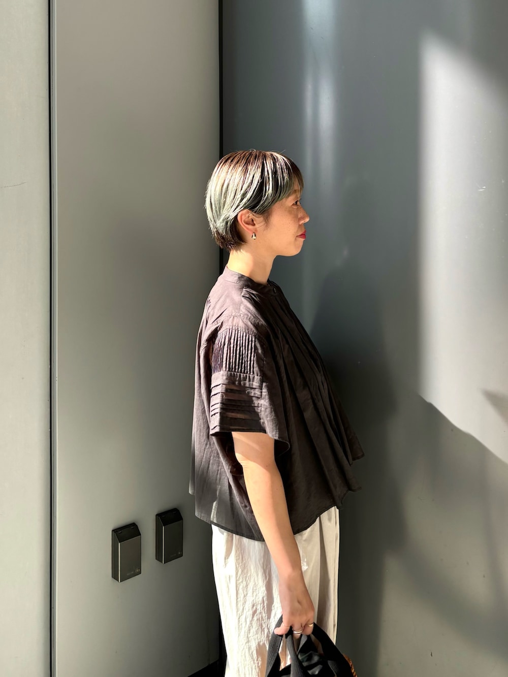 「休日スタイル、きれいめカジュアル、オトナカジュアル、スポーツミックス」｜「URBAN RESEARCHのハーフスリーブショートフレアシャツ（シャツ/ブラウス、グレー系）」を使った、MINAMIさん（レディース・158cm）の夏コーディネートの4枚目の写真